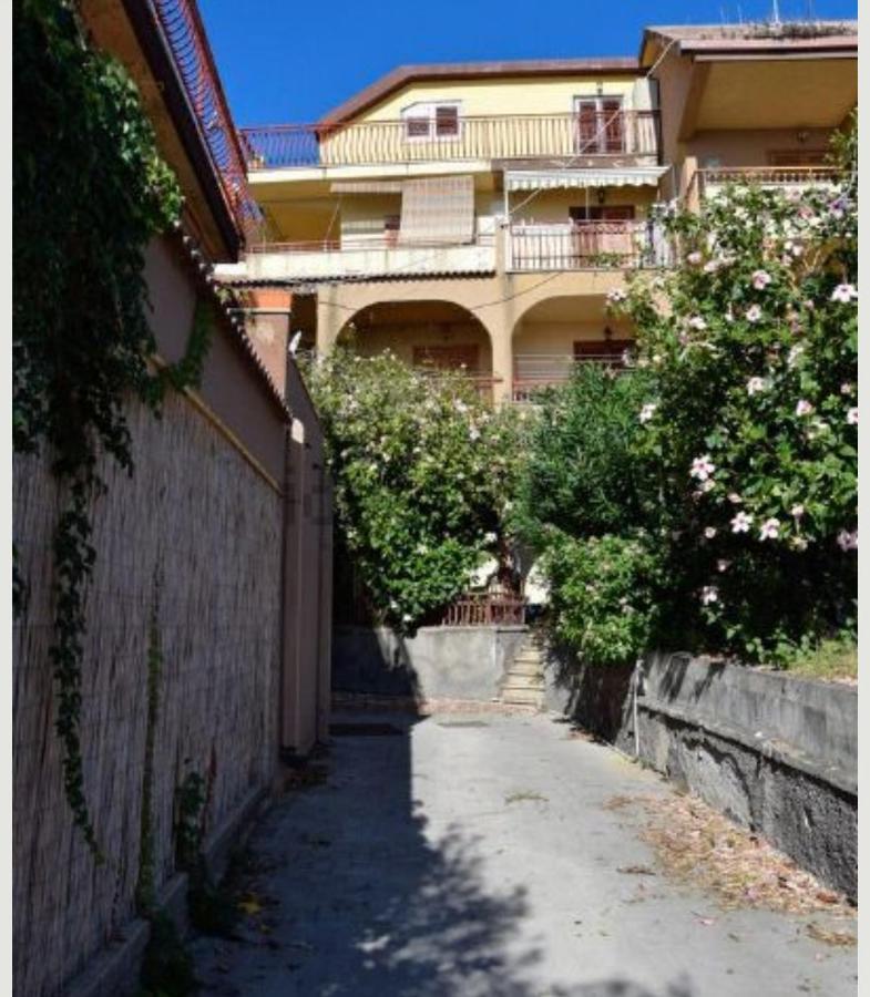 לטויאני Elegance Apartment Taormina מראה חיצוני תמונה